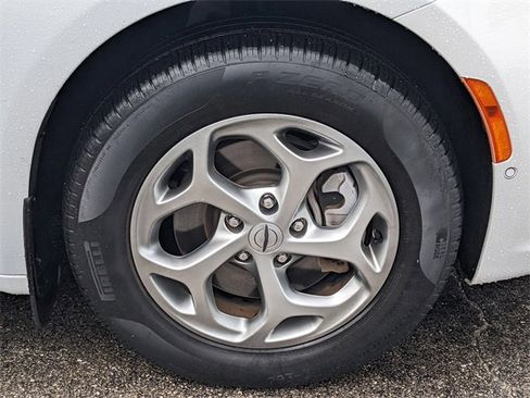 Used 2023 Chrysler Pacifica Limited image 8