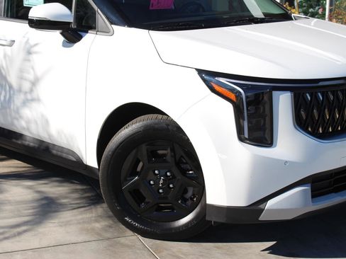 Certified 2025 Kia Carnival image 3