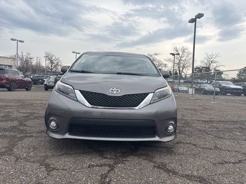 Used 2017 Toyota Sienna SE image 2