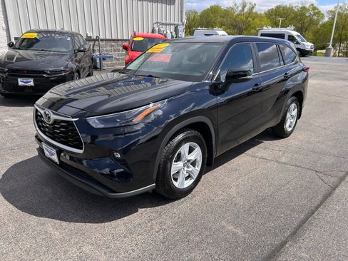 Used 2023 Toyota Highlander LE AWD/4WD image 3