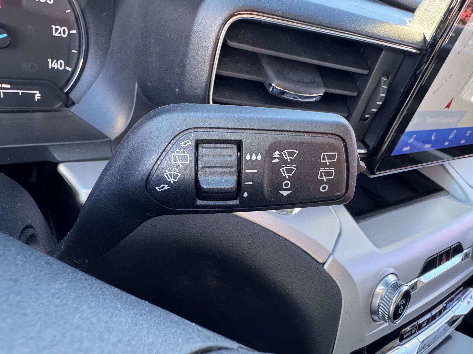 Used 2022 Ford Explorer XLT w/ Equipment Group 202A AWD/4WD image 38