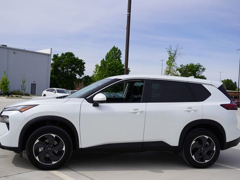 Used 2024 Nissan Rogue SV image 3