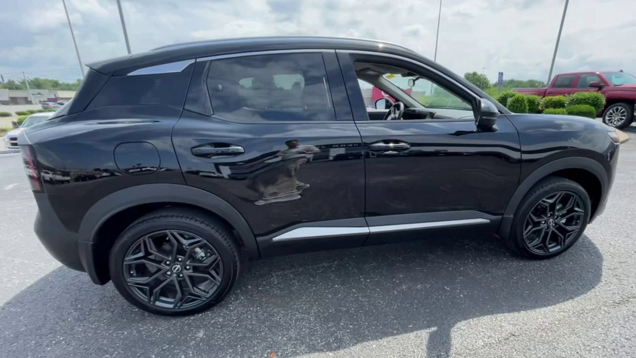 Used 2025 Nissan Kicks SR AWD/4WD image 8