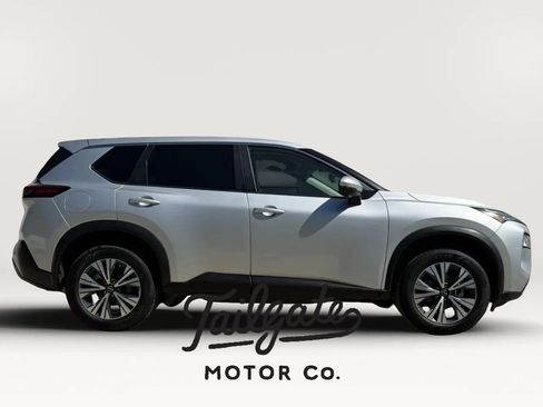 Used 2022 Nissan Rogue SV FWD image 1