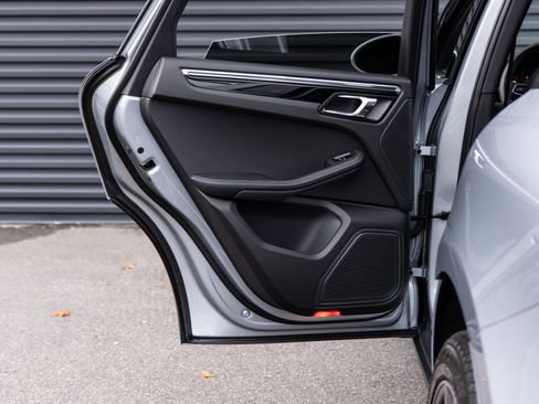 Certified 2026 Porsche Macan AWD/4WD image 25