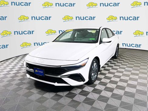 Used 2025 Hyundai Elantra Hybrid FWD image 3