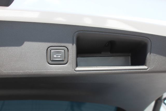Used 2024 GMC Terrain SLT w/ Infotainment Package II FWD image 6