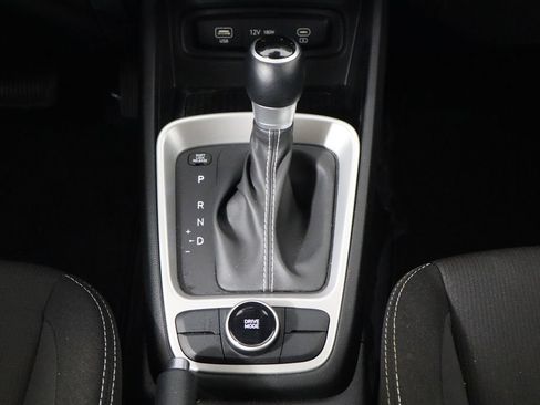 Used 2025 Hyundai Venue SEL FWD image 25