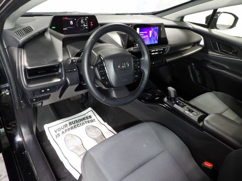 Used 2025 Toyota Prius LE FWD image 10