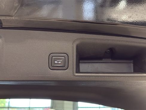 Used 2022 GMC Terrain SLT w/ Tech Package image 16