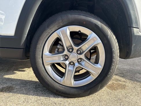 Certified 2024 Jeep Compass Latitude image 9