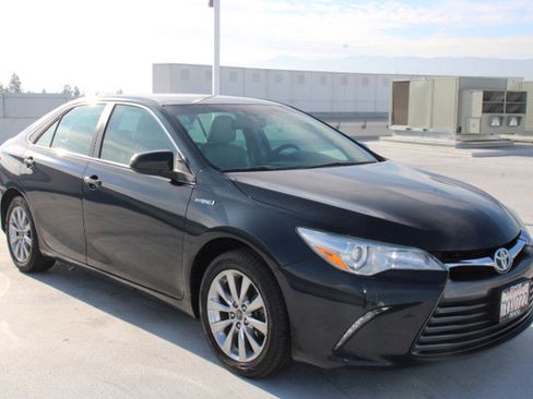 Used 2016 Toyota Camry XLE image 2
