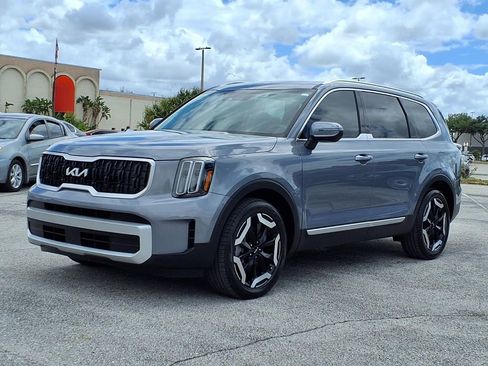 Used 2024 Kia Telluride EX w/ EX Captain's Chair Package image 3