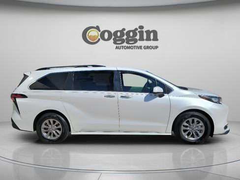 Used 2022 Toyota Sienna XLE FWD image 4