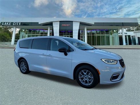 Used 2024 Chrysler Pacifica Touring-L image 1