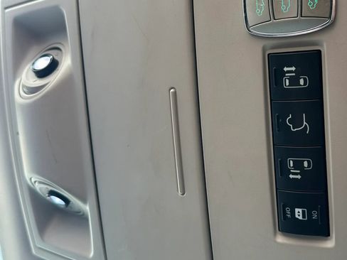 Used 2011 Chrysler Town & Country Touring-L w/ Driver Convenience Group FWD image 22