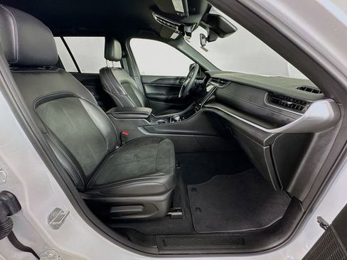 Used 2025 Jeep Grand Cherokee Altitude image 30