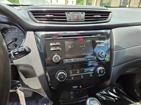 Used 2017 Nissan Rogue S AWD/4WD image 13