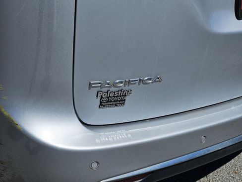 Used 2024 Chrysler Pacifica Touring-L FWD image 6