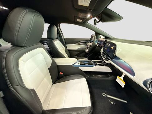 New 2026 Chevrolet Equinox EV LT image 28