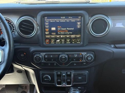 Used 2018 Jeep Wrangler Unlimited Sahara w/ Dual Top Group AWD/4WD image 9