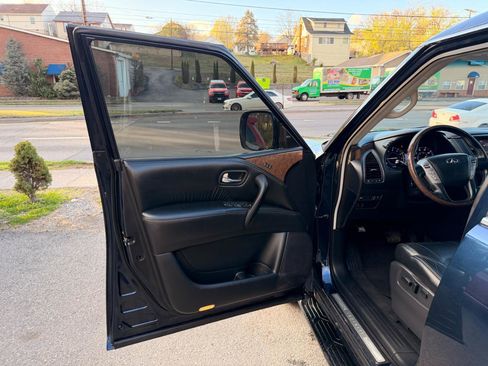 Used 2017 INFINITI QX80 4WD w/ Driver Assistance Package image 10