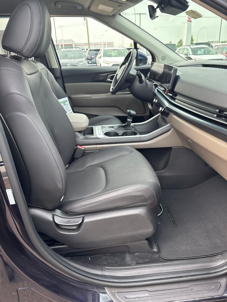 Used 2025 Kia Carnival FWD image 28