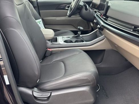 Used 2025 Kia Carnival FWD image 28