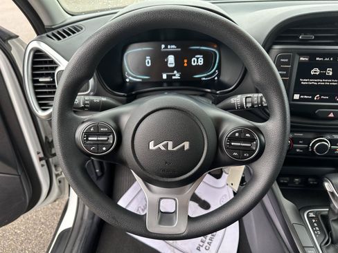 Used 2025 Kia Soul LX w/ LX Technology Package FWD image 21