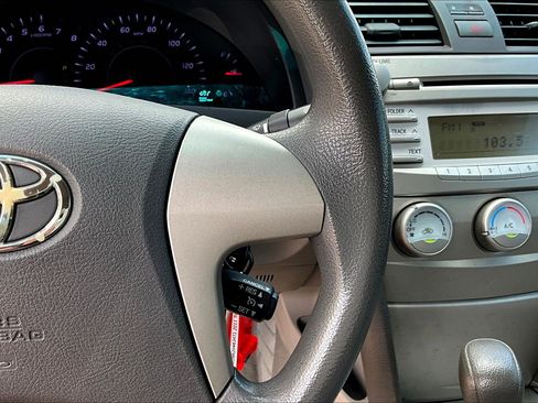 Used 2011 Toyota Camry LE FWD image 12