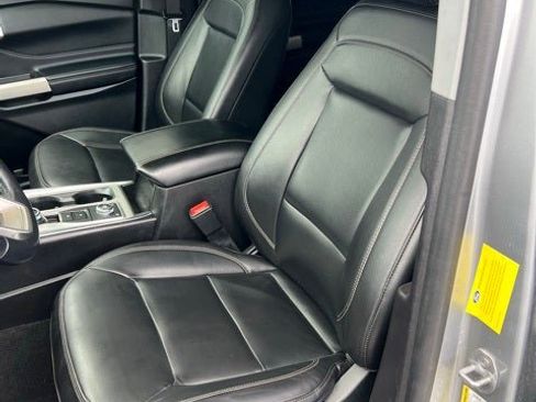 Used 2022 Ford Explorer XLT w/ Equipment Group 202A image 13