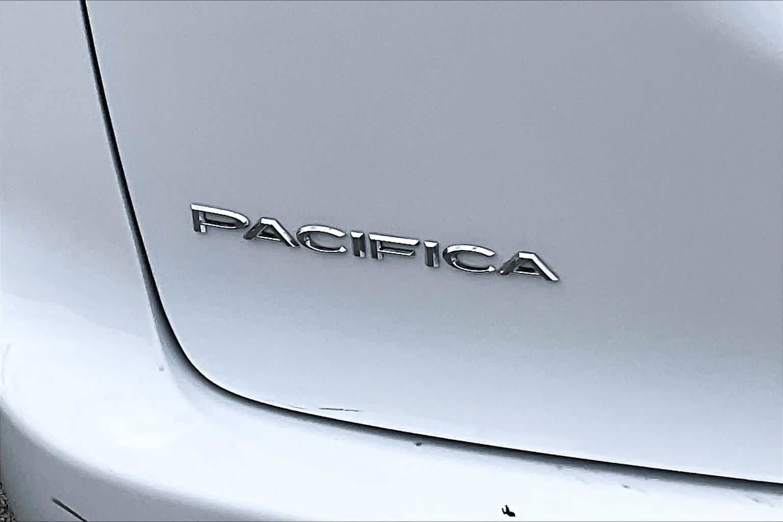 Used 2020 Chrysler Pacifica Touring-L Plus w/ Tire & Wheel Group FWD image 10