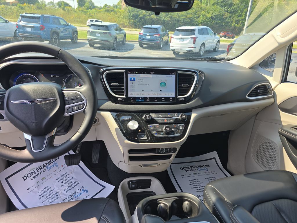 Used 2023 Chrysler Pacifica Touring-L FWD image 15
