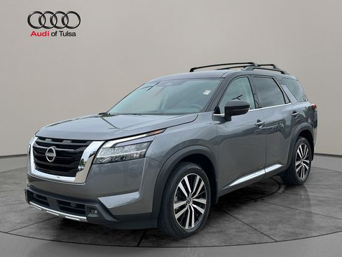 Used 2023 Nissan Pathfinder Platinum w/ Cargo Package AWD/4WD image 3