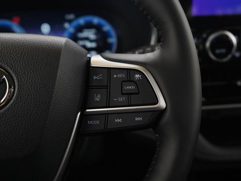 Used 2025 Toyota Highlander Platinum AWD/4WD image 30