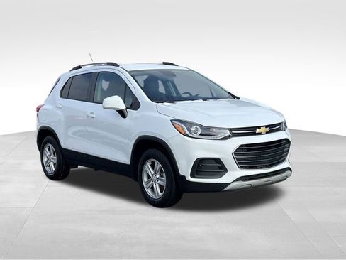 Used 2022 Chevrolet Trax LT w/ LT Convenience Package image 5