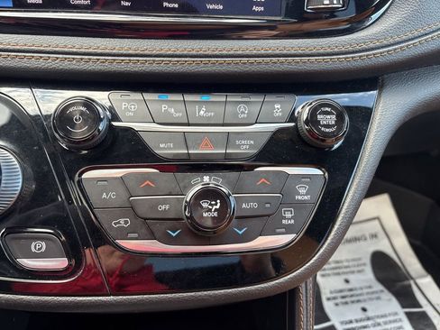 Used 2022 Chrysler Pacifica Pinnacle FWD image 22