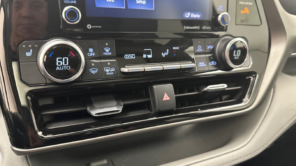 Certified 2021 Toyota Highlander XLE AWD/4WD image 29