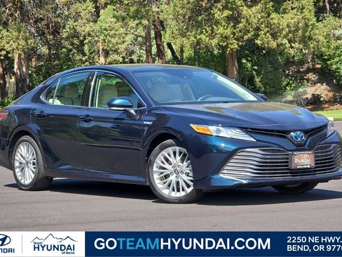 Used 2020 Toyota Camry XLE image 1