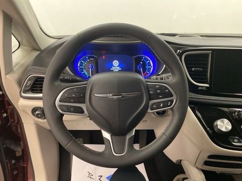 Used 2022 Chrysler Pacifica Touring-L image 15