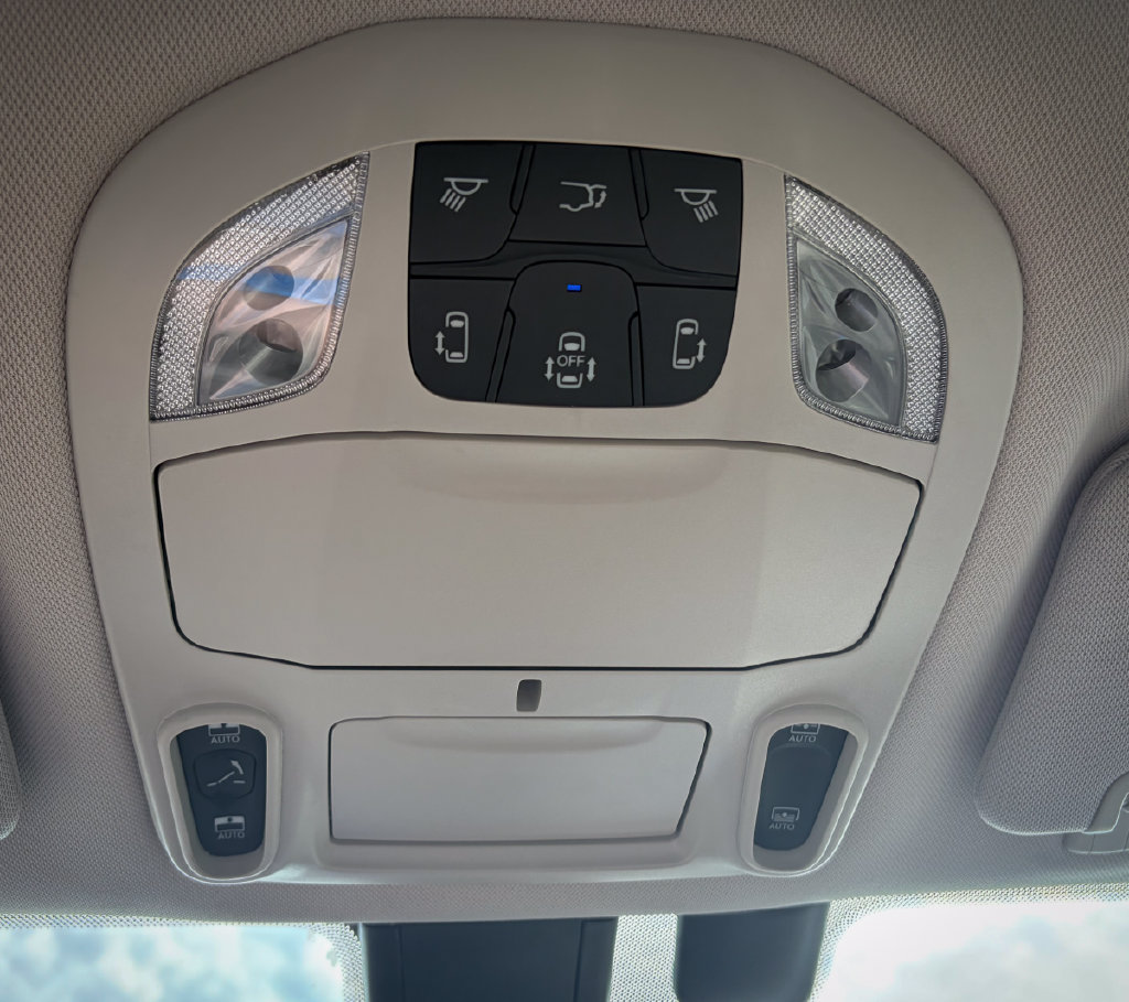 Used 2019 Chrysler Pacifica Limited w/ Tire & Wheel Group FWD image 23