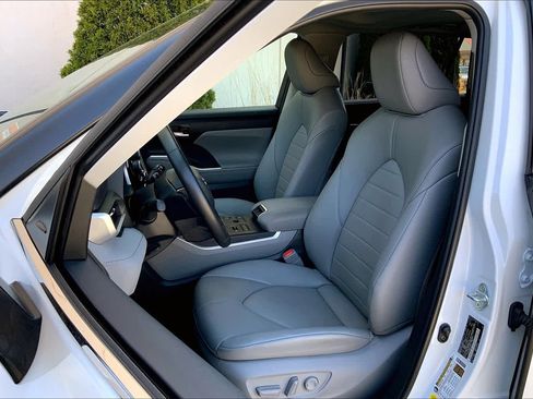 Used 2023 Toyota Highlander XLE AWD/4WD image 9