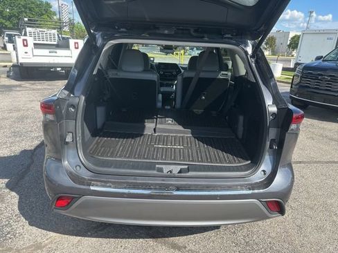 Used 2024 Toyota Highlander Platinum FWD image 28