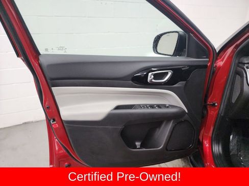 Certified 2025 Jeep Compass Limited image 9