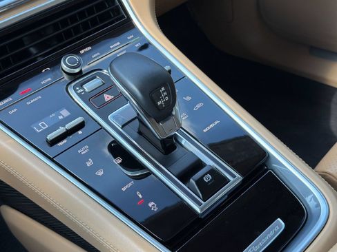 Used 2020 Porsche Panamera RWD image 18