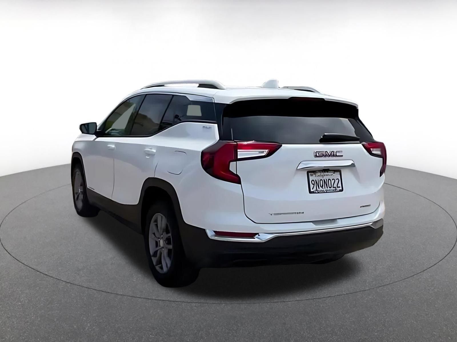 Used 2024 GMC Terrain SLT AWD/4WD image 10