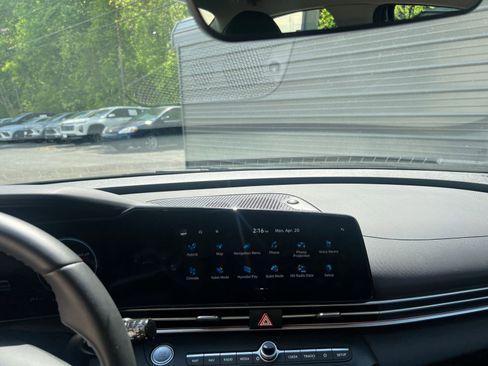 Used 2025 Hyundai Elantra Limited image 18