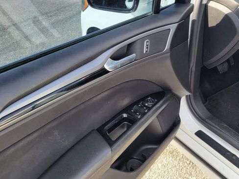 Used 2016 Ford Fusion SE FWD image 12