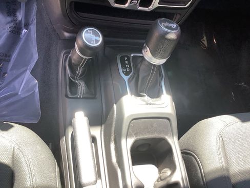 Used 2018 Jeep Wrangler Unlimited Sahara image 12