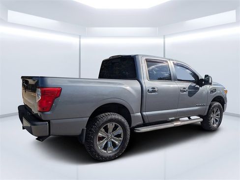 Used 2017 Nissan Titan SV image 3